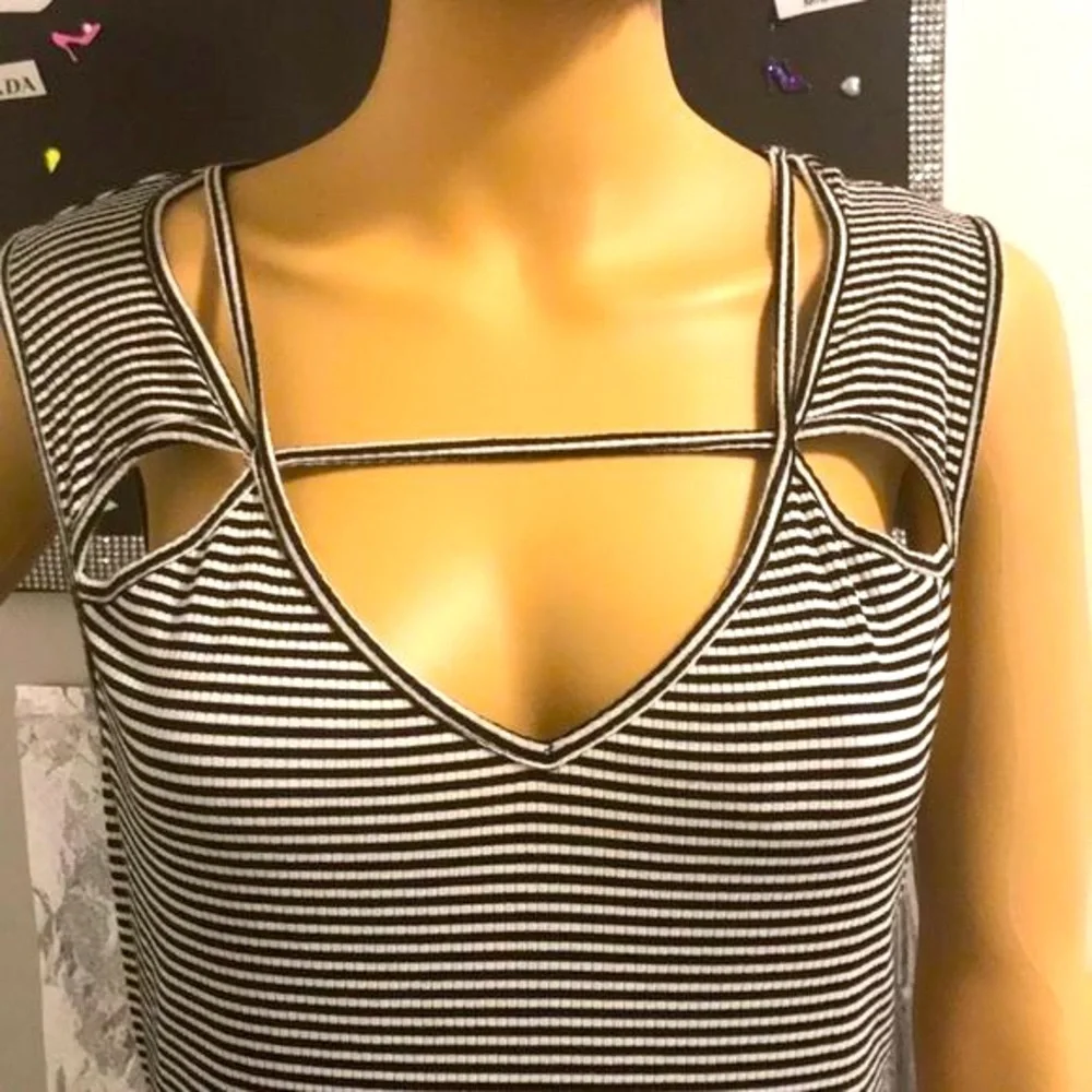 Torrid sleeveless top - Picture 2 of 9